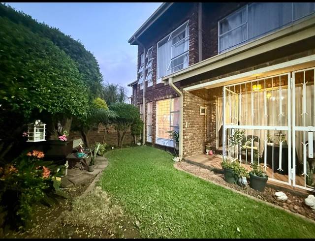3 BEDROOM TOWNHOUSE FOR SALE IN FLORA GARDENS